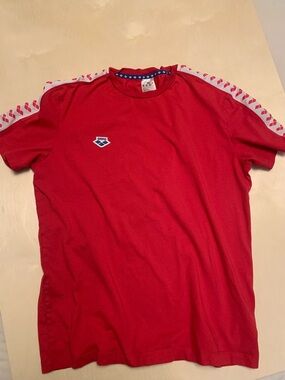 Men’s Red Arena “Mac Swimming” Short-Sleeve Crew Tee w/ White Pattern, Size L